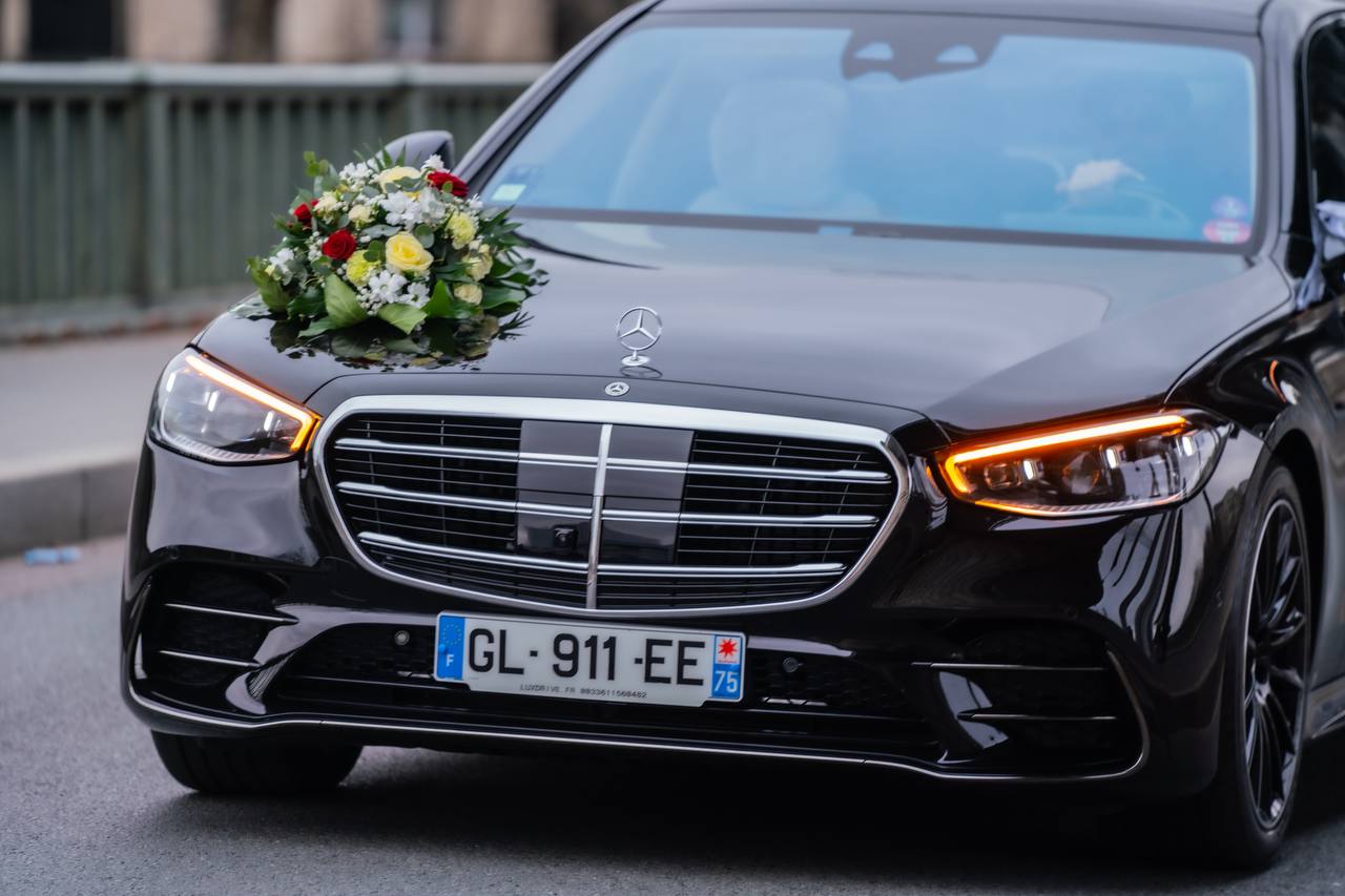 Mercedes-Benz elegantemente decorado para ceremonia de boda