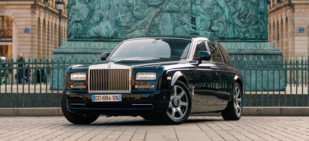 Rolls-Royce posicionado en monumento histórico de París