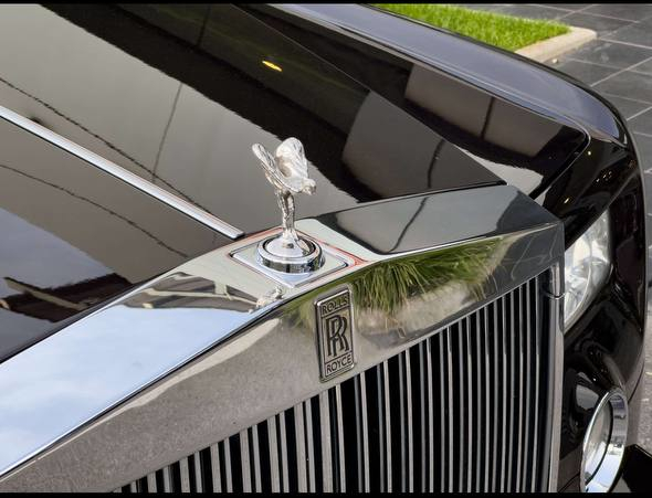 Icónico Spirit of Ecstasy y detalle de parrilla Rolls-Royce