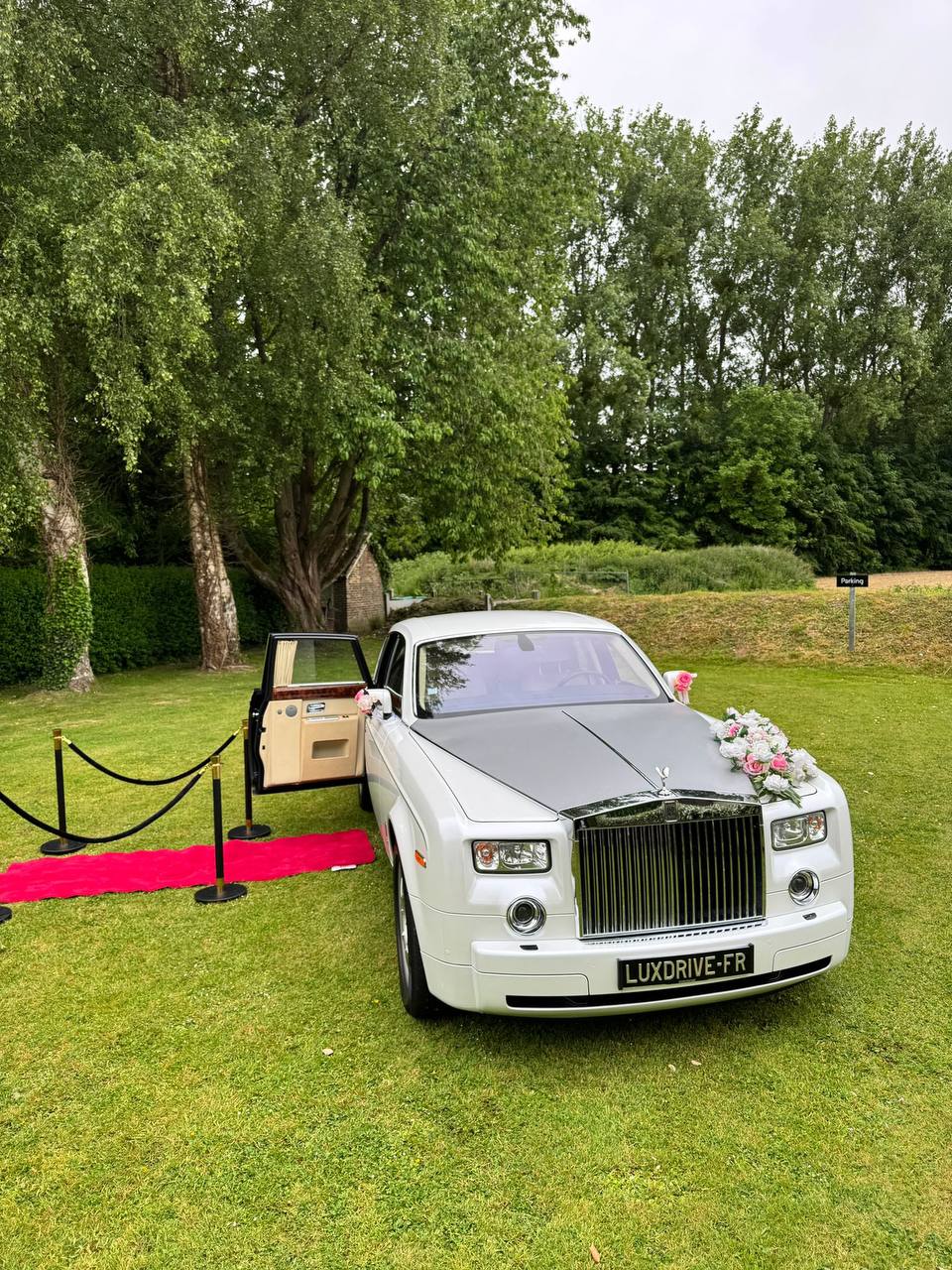 Rolls-Royce blanco en elegante jardín de boda